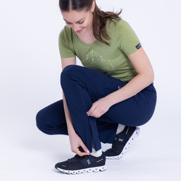 Zum einfachen An- und Ausziehen hat die sCooltec Merino Zip-Off Hose Zumi w dunkelblau Damen auch entlang der Unterschenkel einen Reißverschluss.