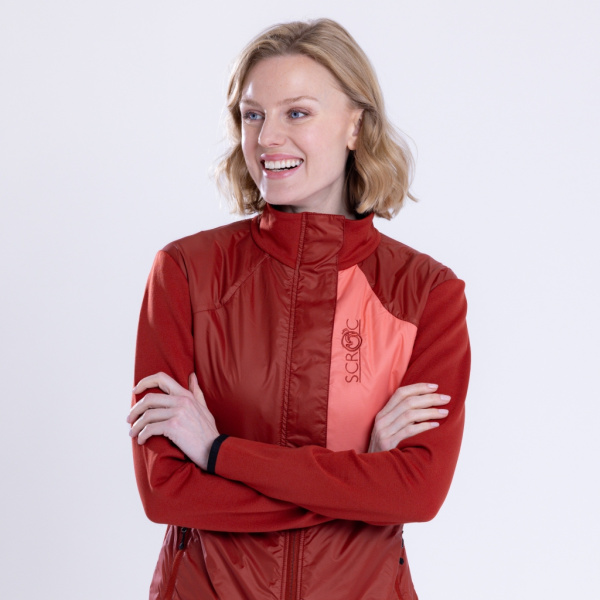 Unser Model Victoria trägt die sFleece Merino Hybrid Jacke Arta w Damen in Größe S.