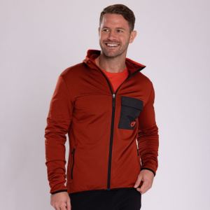 Model Florian trägt die sFleece Merino Jacke Beko m rostbraun für Herren in Größe L Model Florian trägt die sFleece Merino Jacke Beko m rostbraun für Herren in Größe L