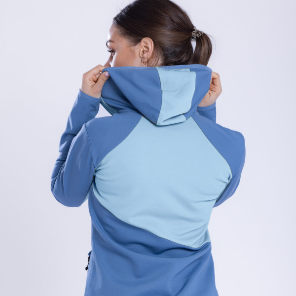 Rückansicht der sFleece Merino Jacke Migri w mit Kapuze für Damen von SCROC.