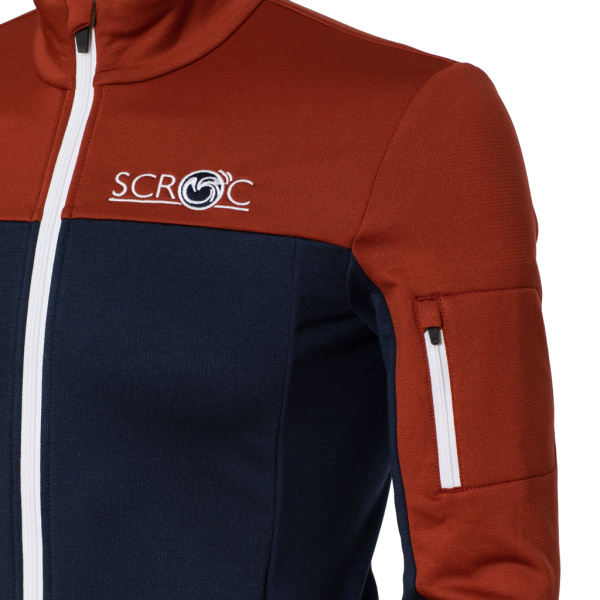 Das SCROC Logo trägst du bei der sFleece Merino Jacke Varma rostbraun/dunkelblau auf der linken Brust.