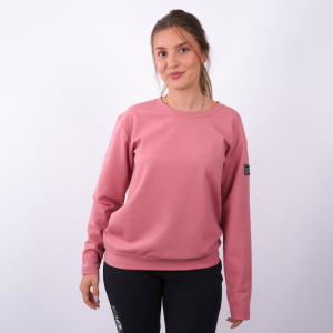 Model Tessa trägt den sFleece Merino Sweater Lasta w altrosa Damen in Größe S