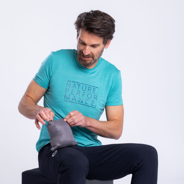 sLoft Merino Hybrid Jacke Aglo m für Herren lässt sich in der Innentasche der Jacke verstauen.