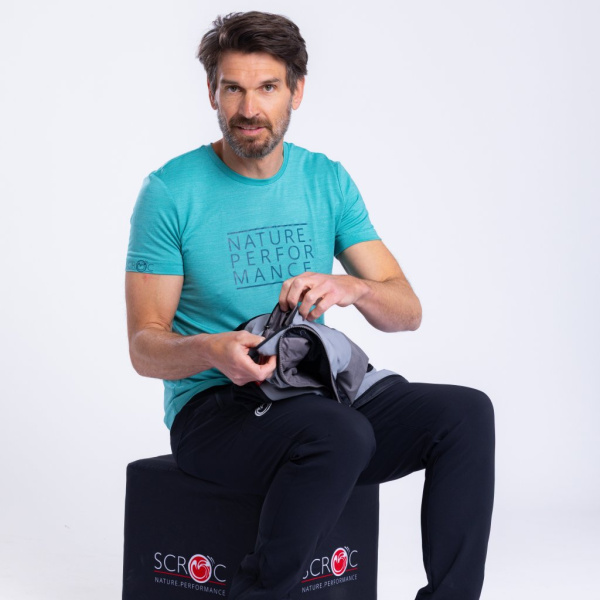 sLoft Merino Hybrid Jacke Aglo m für Herren ist in der Innentasche verstaubar.