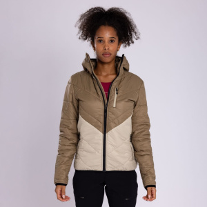 Model Patricia trägt die sLoft Merino Jacke Pia w khaki für Damen in Größe XS Model Patricia trägt die sLoft Merino Jacke Pia w khaki für Damen in Größe XS