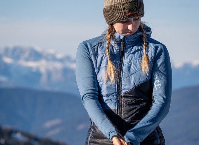 Dein Begleiter für die nächste Skitour. Weicher sFleece-Stoff trifft auf Windstopper und Wattierung im Frontbereich.