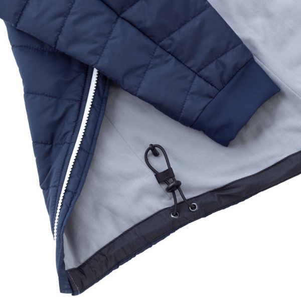 Die sLoft Merino Jacke Vato dunkelblau für Herren ist am Rücken länger geschnitten und kann mit Gummi enger gestellt werden.