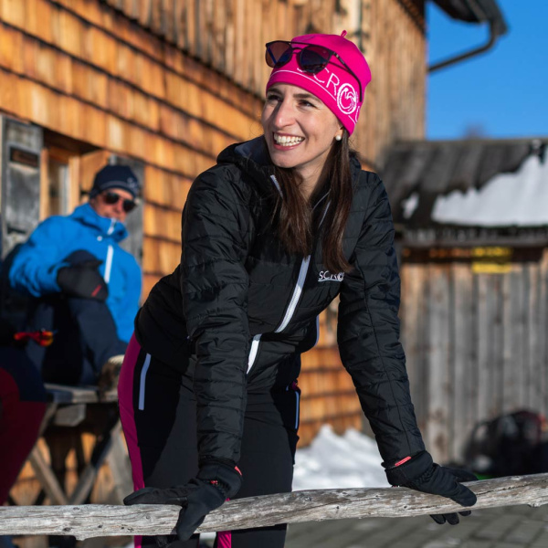 Unser Model Julia trägt die sLoft Merino Jacke Vato w schwarz in Größe S.