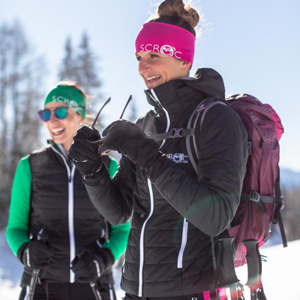 Unser Model Barbara trägt die sLoft Merino Jacke Vato w schwarz in Größe S.