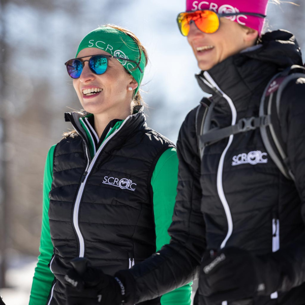 Unser Model Julia trägt die sLoft Merino Weste Lano w schwarz in Größe S.