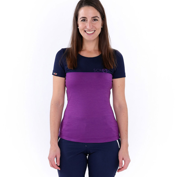 Julia trägt das sMerino 155 Shirt Teo w violett in Größe S.