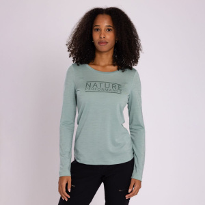 Model Patricia trägt das sMerino 155 Shirt Ama langarm w in mintgrün für Damen in Größe XS