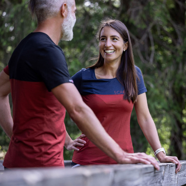 Julia trägt das sMerino 155 Shirt Teo w rostbraun in Größe S.