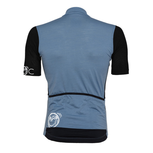 Das sMerino 160 Bike Trikot stahlblau ist enganliegend geschnitten und hat ein reflektierendes Logo auf der Rückseite.