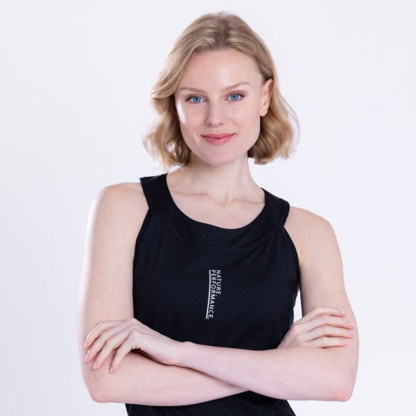 Model Victoria trägt das sMerino 160 Shirt Banto w für Damen in Größe S.