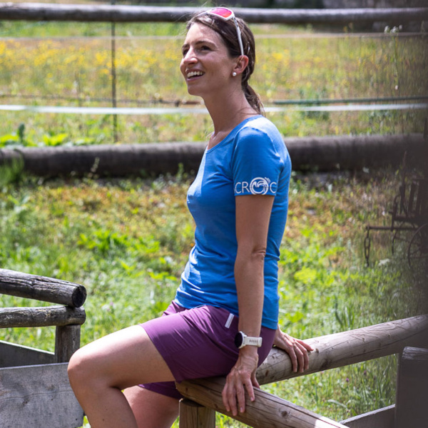 Julia trägt das sMerino 160 Shirt Etera w blau in der Größe S.