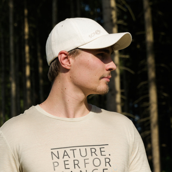 Die sMerino Cap Gemo u natur mit dezentem Stick-Logo auf der Seite.