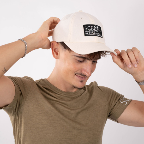 sMerino Cap Enhavo u natur mit stylischem Front-Patch.