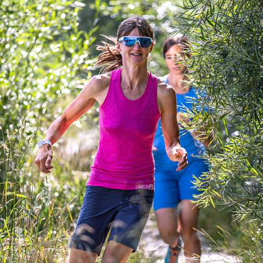 Der Sonnenschutzfaktor UPF ist hoch in Merino Sportbekleidung.