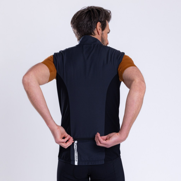 Rückansicht der sPerformance Merino Weste Bezoni in schwarz für Herren von SCROC.