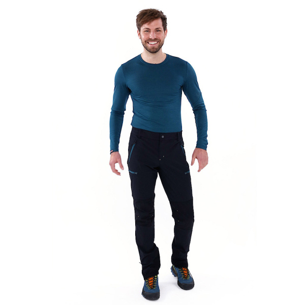 Unser Model Beni trägt die sWooltec Merino Hose Relo petrol in der Größe M.