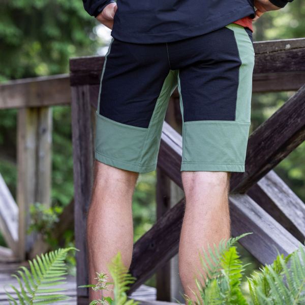 Rückansicht sWooltec Merino Hose Ruza olivgrün. Unser Model trägt die Merino Shorts in Größe S.