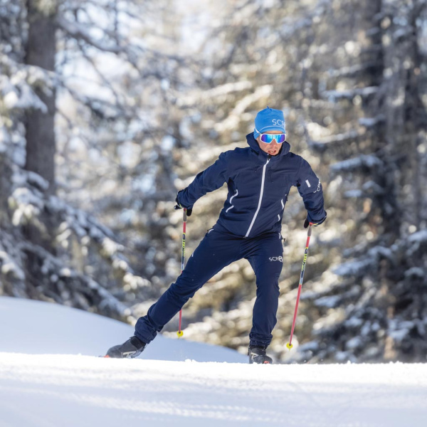 Unser Model trägt die sWooltec Merino Hose Tero dunkelblau in Größe M.