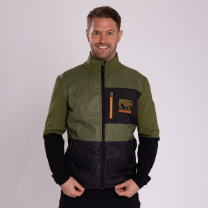 Model Paul trägt die sWooltec Merino Hybrid Jacke Kuko m petrol für Herren in Größe S. Model Paul trägt die sWooltec Merino Hybrid Jacke Kuko m petrol für Herren in Größe S.