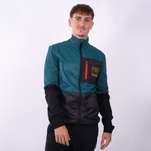 Model Paul trägt die sWooltec Merino Hybrid Jacke Kuko m petrol für Herren in Größe S.