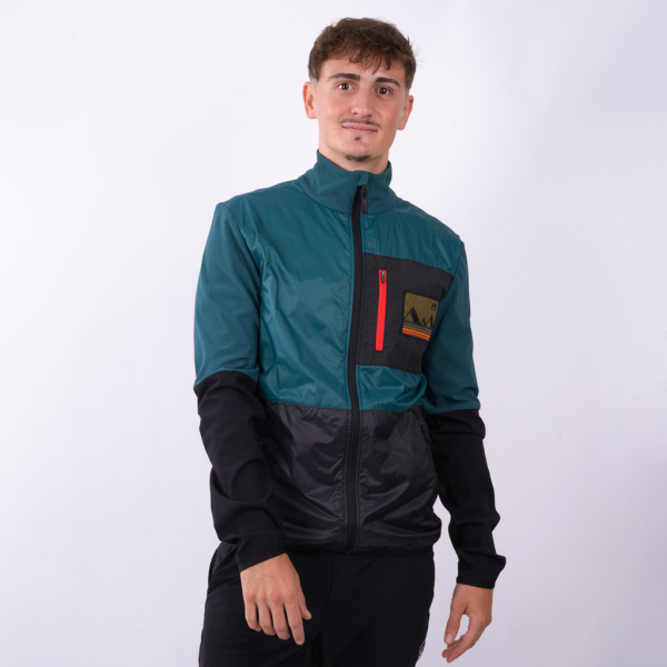 Model Paul trägt die sWooltec Merino Hybrid Jacke Kuko m petrol für Herren in Größe S.