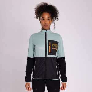 Model Tessa trägt die sWooltec Merino Hybrid Jacke Lia mintgrün in Größe XS