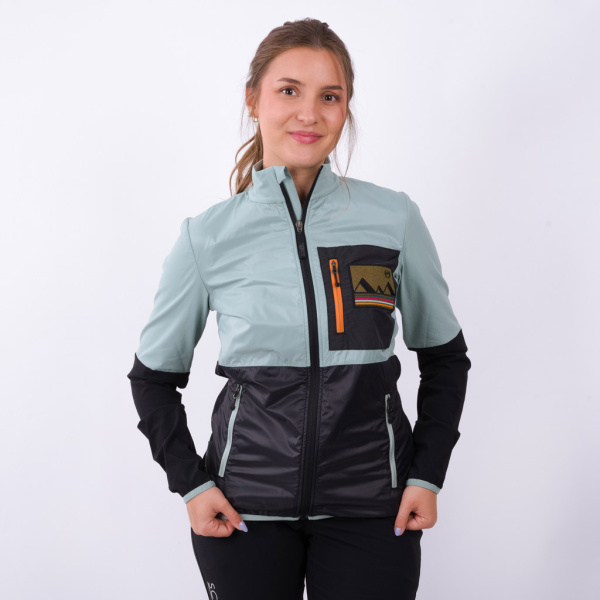 Model Tessa trägt die sWooltec Merino Hybrid Jacke Lia mintgrün in Größe XS
