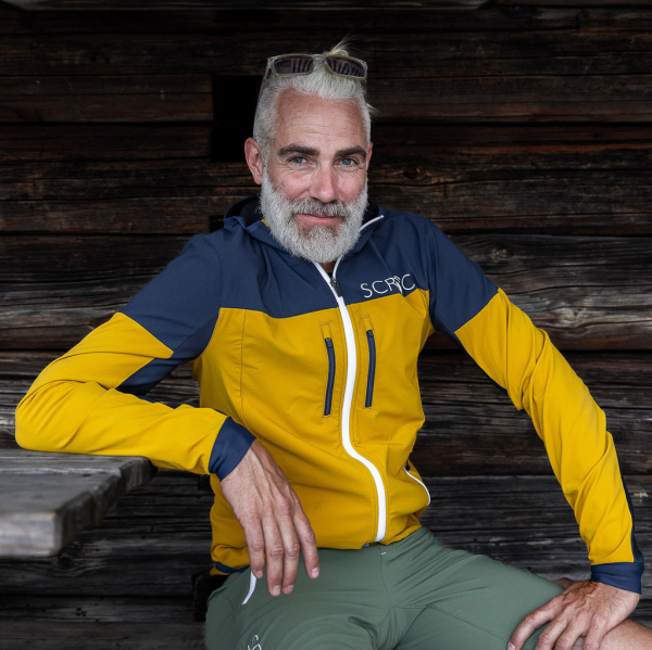 Unser Model trägt die sWooltec Merino Jacke Caro honig in Größe M.