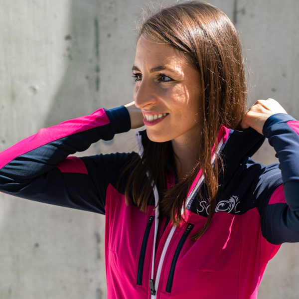 Der Stehkragen samt Kapuze schützen vor Wind und Wetter. Julia trägt die sWooltec Merino Jacke Caro w pink in Größe S.