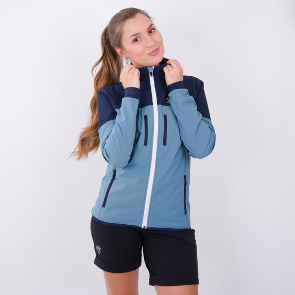 Unser Model trägt die sWooltec Merino Jacke Caro w in der Größe S.