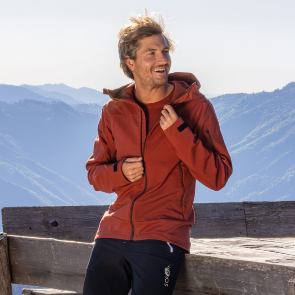Unser Model trägt die sWooltec Merino Jacke Dio Herren rostbraun in der Größe M.
