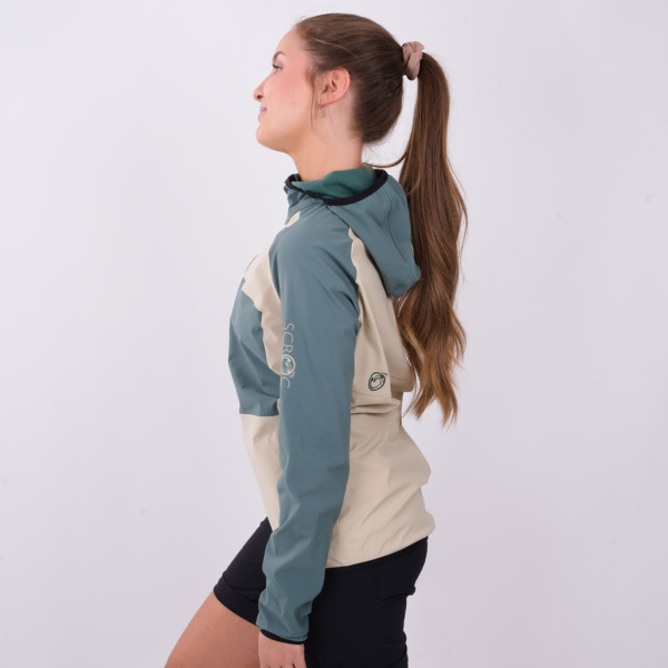 Das Logo trägst du bei der sWooltec Merino Jacke Fresa w am linken Ärmel.