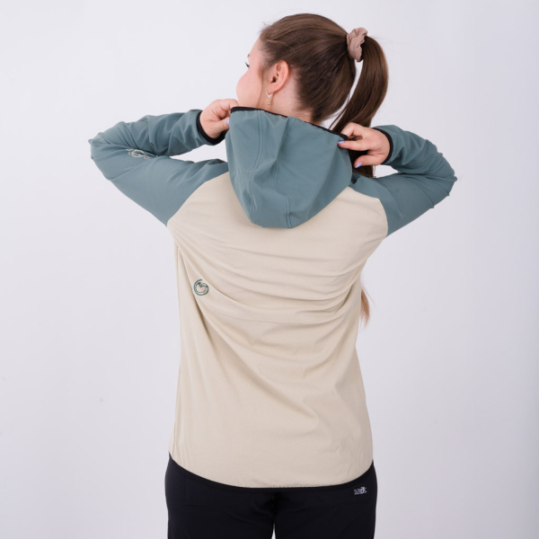 Die sWooltec Merino Jacke Fresa w von SCROC hat eine Kaputze.