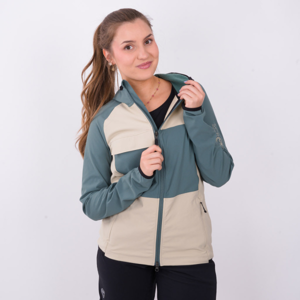 Unser Model trägt die sWooltec Merino Jacke Fresa w in der Größe S.