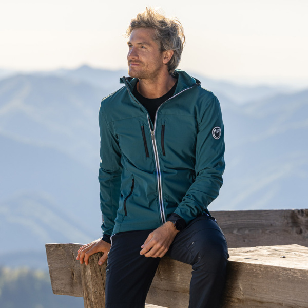 Unser Model  trägt die sWooltec Merino Jacke Relo petrol in der Größe M.