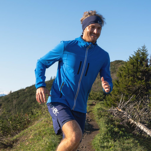 Unser Model trägt die sWooltec Merino Jacke Relo blau in der Größe M.