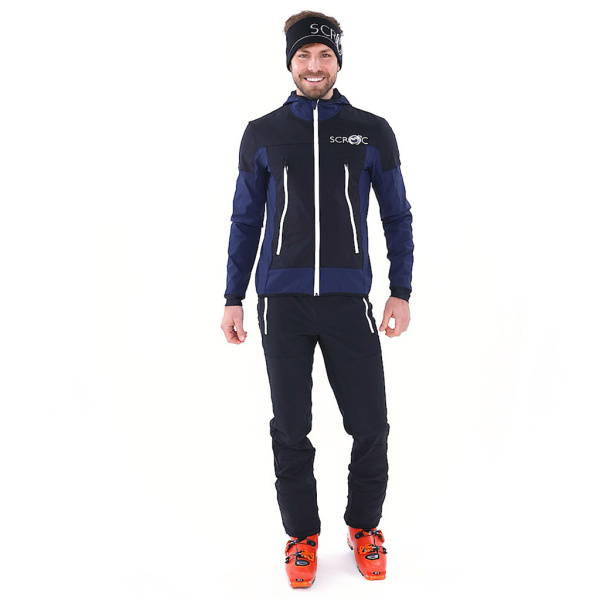 Beni trägt die sWooltec Merino Jacke Vintro schwarz in Kombination mit der sWooltec Skitouren Hose Vintro schwarz.