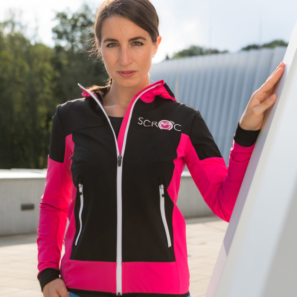 Unser Model trägt die sWooltec Merino Jacke Vintro w pink in Größe S.