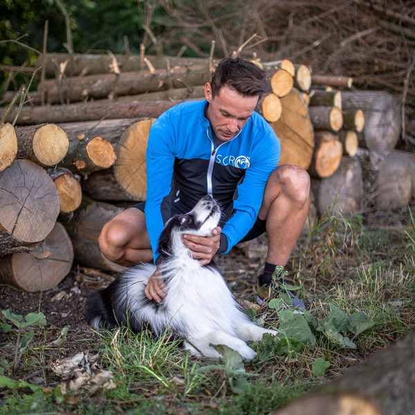 Die sWooltec Merino Jacke Vivo blau für Herren ist wind- und wasserabweisend. Unser Model trägt Größe S.