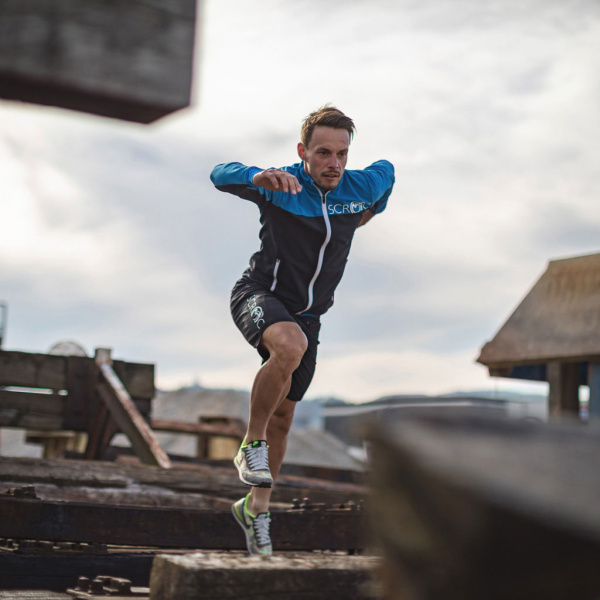 Bewegungsfreiheit und Atmungsaktivität - sWooltec Merino Jacke Vivo blau von SCROC.