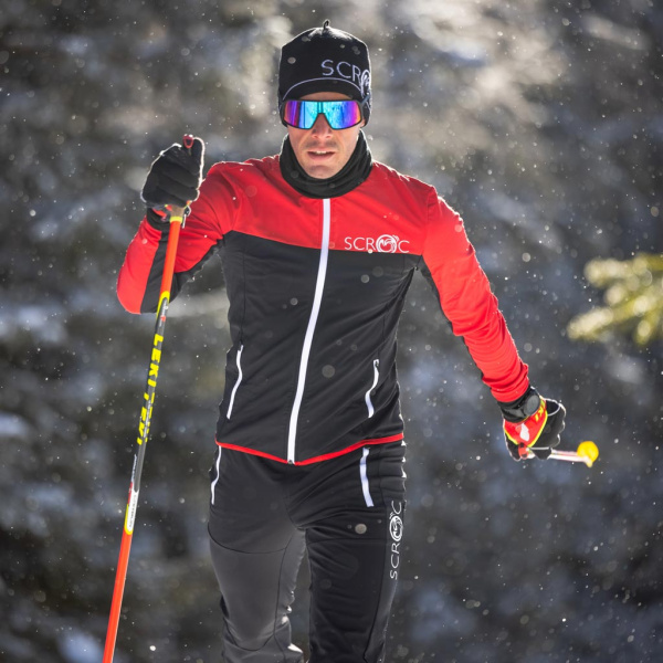 Unser Model trägt die sWooltec Merino Jacke Vivo rot in Größe S.