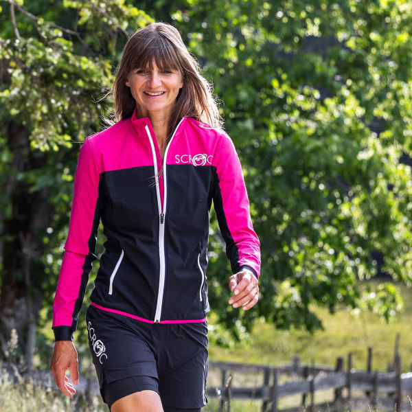 Barbara trägt die sWooltec Merino Jacke Vivo w pink in der Größe S.