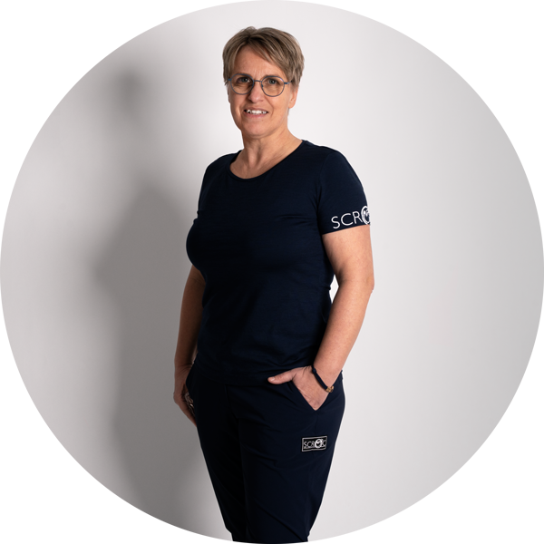 Sonja fegt mit viel Engagement durch den ganzen Shop - SCROC