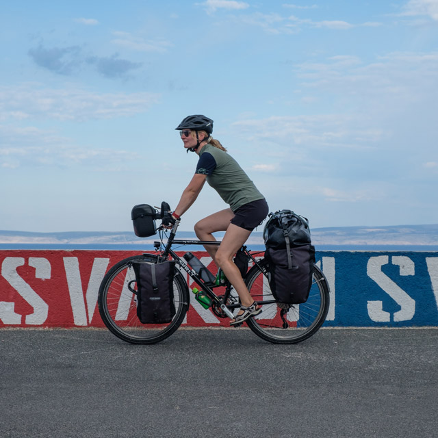 Verena von strayahead am Rad mit Merino Shirt von SCROC